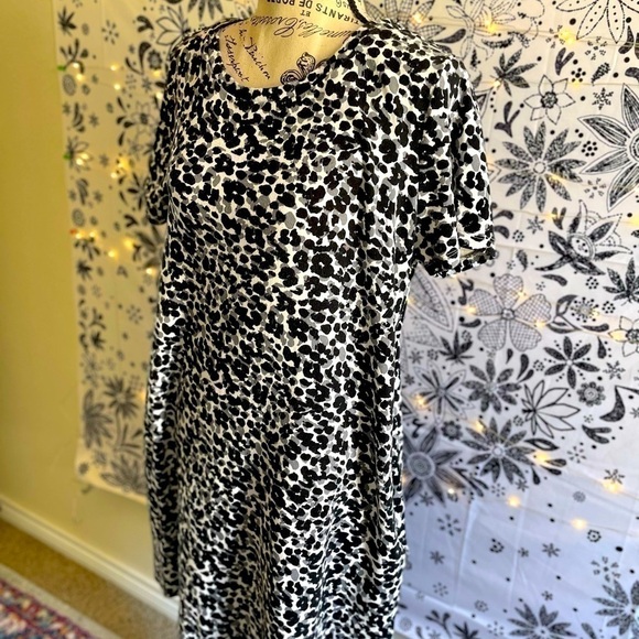 Black, white and grey cheetah print stretch short sleeve dress - Picture 5 of 5